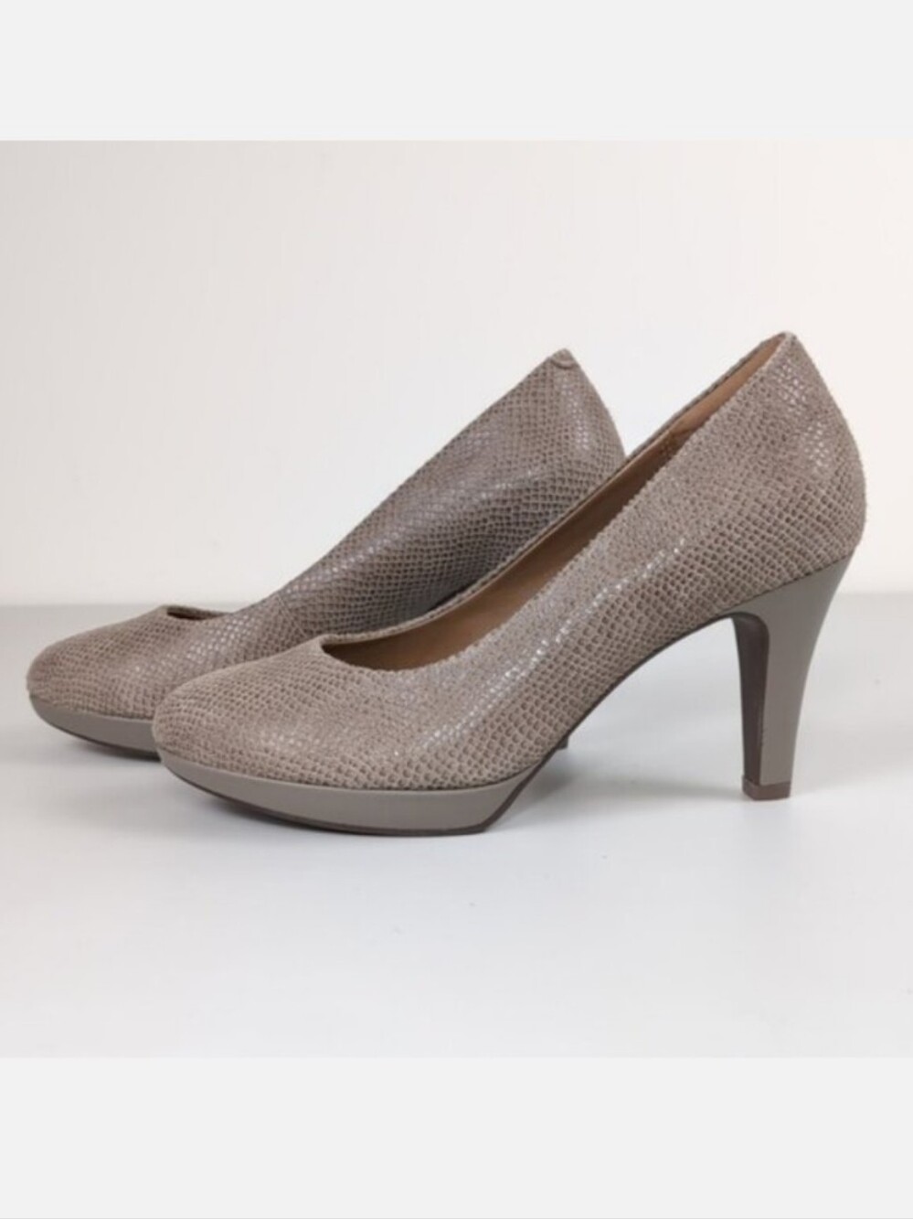Clarks Delsie Bliss Heels Brown Nubuck Almond Toe Cone Heel Cushioned Wide Shoes